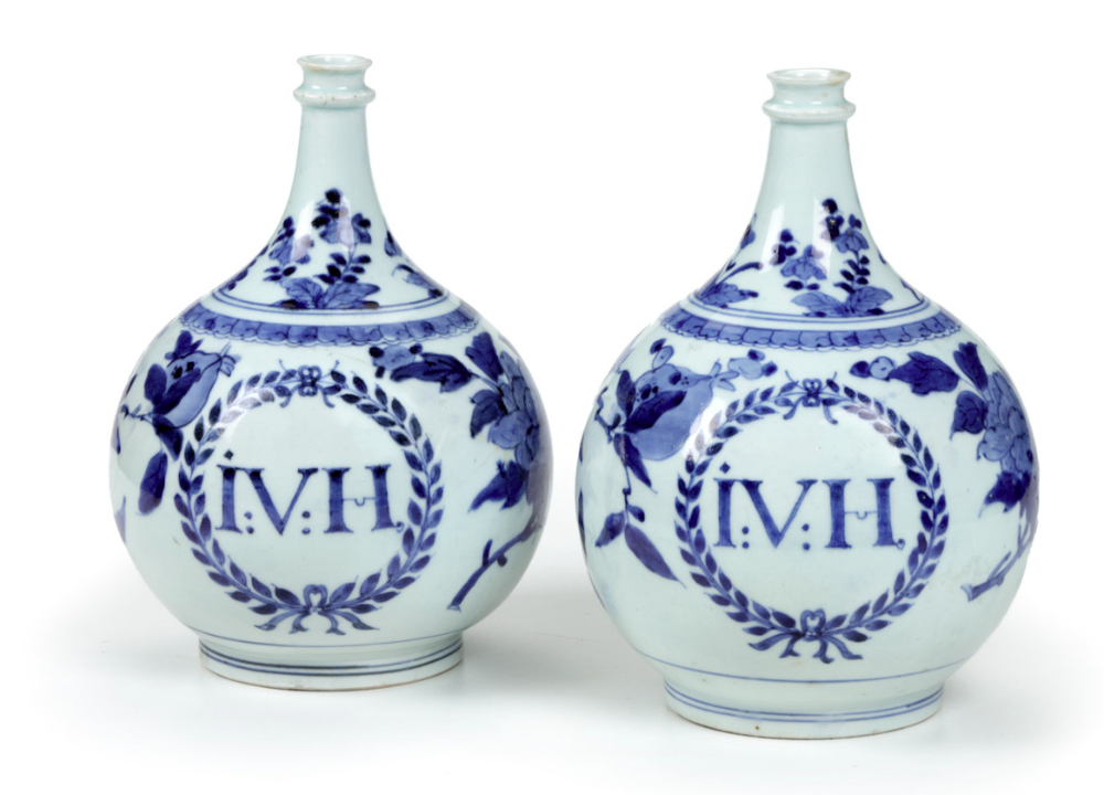 Antiek kopen, voorbeeld van een paar antieke, Japans blauw-witte Arital porseleinen flessen uit 1700-1750   