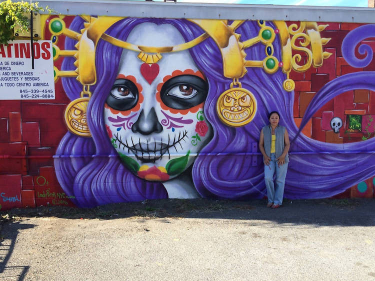 Street art door Lady Pink met typische Latijns Amerikaanse invloeden