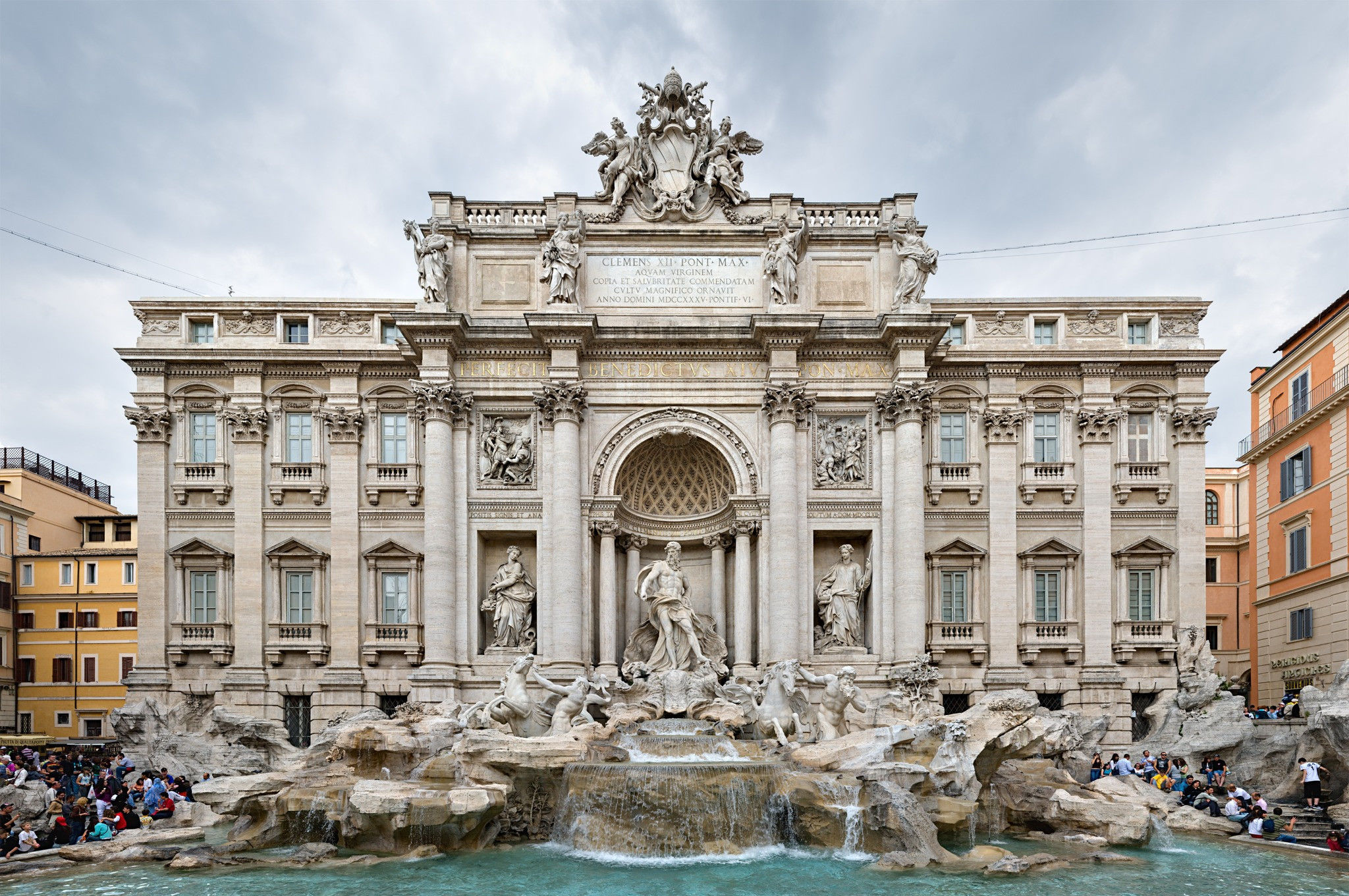 De 'Trevi-fontein' in barokstijl is ontworpen door Nicola Salvi en voltooid door Giuseppe Pannini in 1762