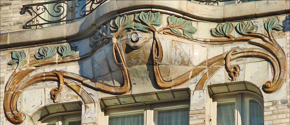 Detail van de Art Nouveau gevel van Hotel Céramic, Parijs