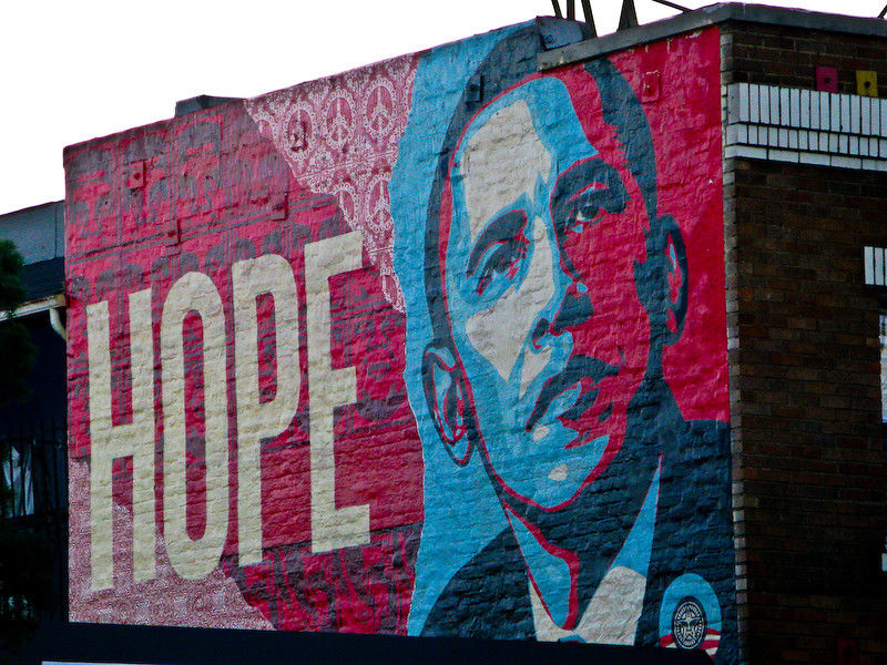 De beroemde street artist Shepard Fairey en zijn fameuze 'Obama Hope' poster