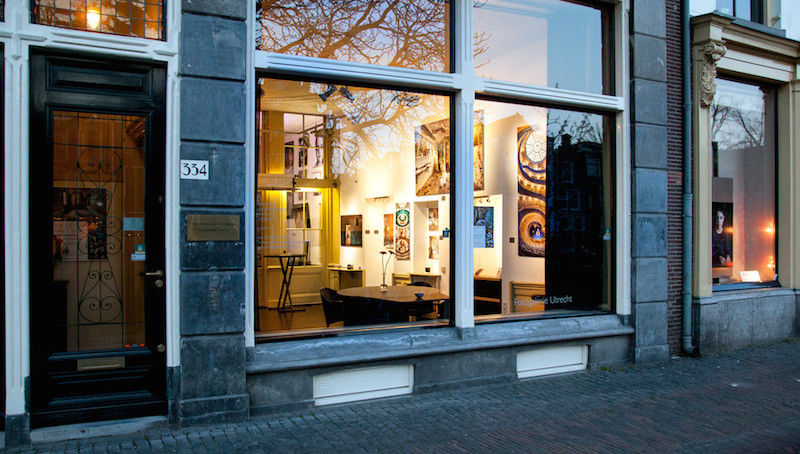 « Art à vendre à Utrecht »; l'entrée de la Fotogalerie Utrecht sur l'Oudegracht
