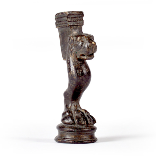 Exemplo de antiguidade, um pé de bronze romano, 100-300 DC.