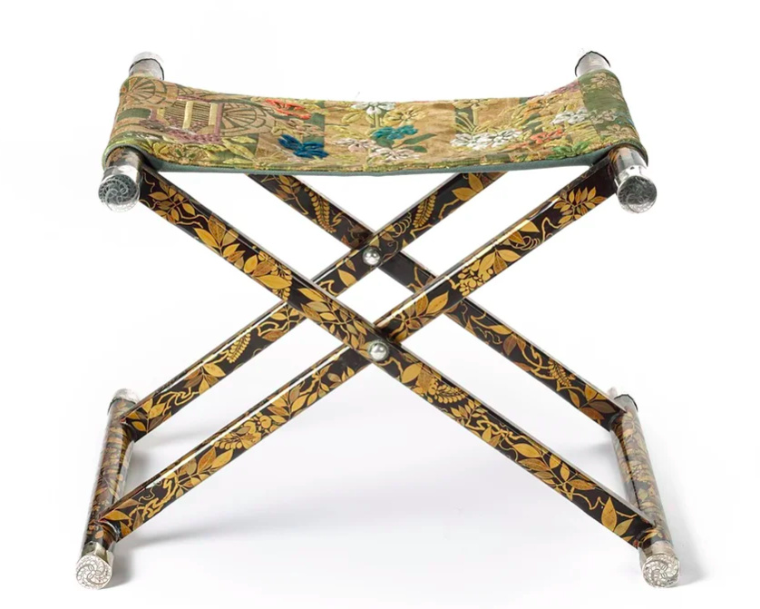 Una antigua silla plegable japonesa ricamente decorada de finales del siglo XVI.
