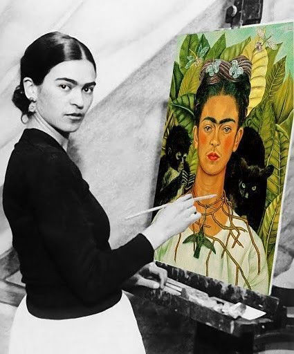 Fridah Kahlo aan het werk aan een zelfportret met Magisch Realistische kenmerken